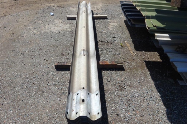 Armco Crash Barriers Class 1 / c1 3.500 Mtr Overall Length 3.200 Mtr Cover (not Trench Sheets or Piles)