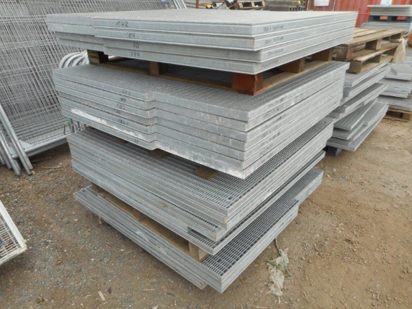 Galvanised Walkway Panel 1.090 Mtr x 0.970/1.095 Mtr - Grating Panel / Flooring / Decking / Mesh / Platform / Open Steel Floor / Floor Forge - Corner Cutout