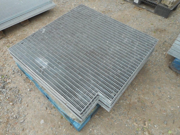 Galvanised Walkway Panel 1.320 Mtr x 0.940/1.250 Mtr - Grating Panel / Flooring / Decking / Mesh / Platform / Open Steel Floor / Floor Forge - Corner Cutout