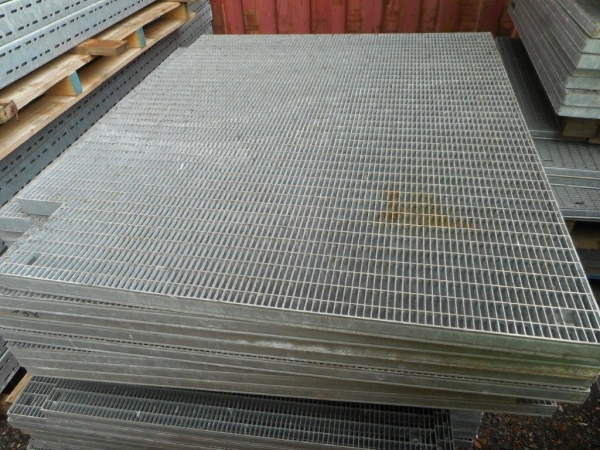 Galvanised Walkway Panel 1.320 Mtr x 0.965/1.200 Mtr - Grating Panel / Flooring / Decking / Mesh / Platform / Open Steel Floor / Floor Forge - Corner Cutout